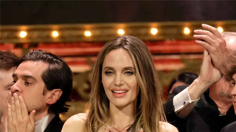 لأول مرة.. أنجلينا جولي تفوز بجائزة توني كأول ممثلة تفوز بمعظم جوائز هوليوود 