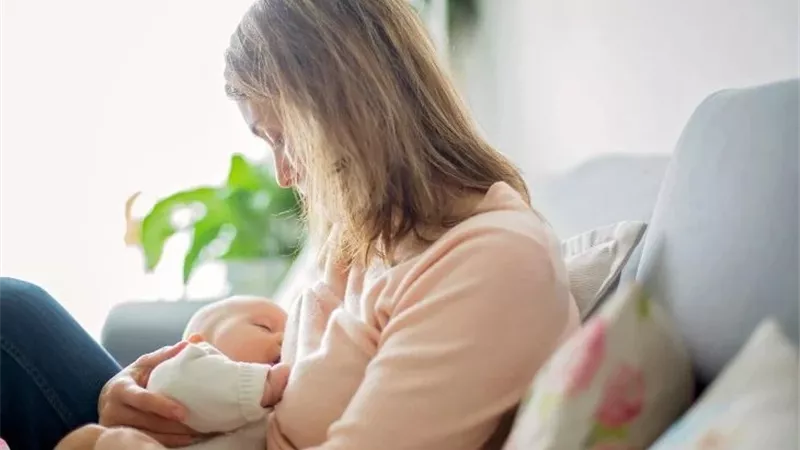 للأمهات المرضعات.. 3 علاجات منزلية لزيادة حليب الثدي