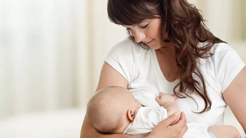 للأم المرضعة.. أسباب التهاب الثدي وأعراضه وطرق علاجه