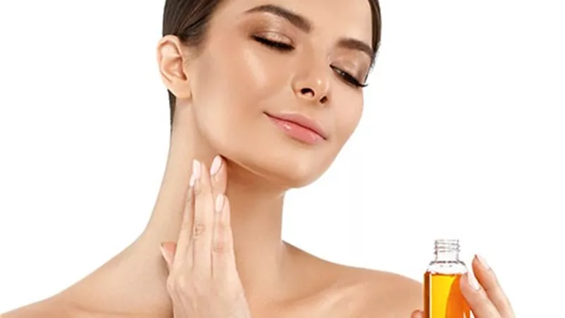 زيت الورد الأبرز.. 3 زيوت شائعة لعلاج الكدمات والصداع 