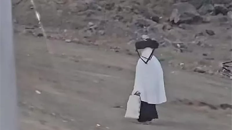قصة الحاجة ماجدة المصرية التي ألهمت الجميع بمشيها إلى جبل عرفات 