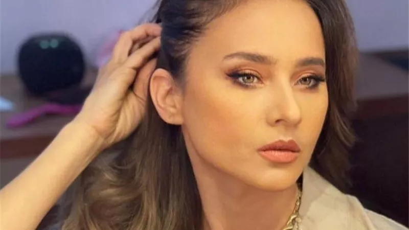 نيللي كريم تتألق بإطلالة ساحرة بفستان أصفر دهبي