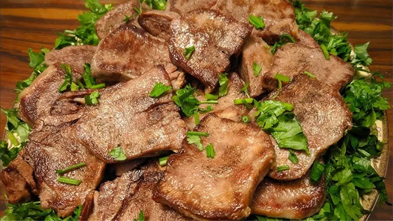 أكلات عيد الأضحى.. طريقة عمل اللسان المحمر في الزبدة 