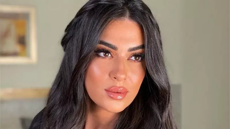 ميرنا نور الدين بفستان أبيض صيفي والجمهور يتفاعل 