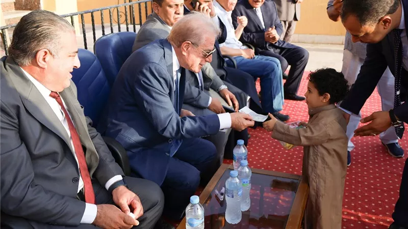 محافظ جنوب سيناء يوزع العيدية على الأطفال