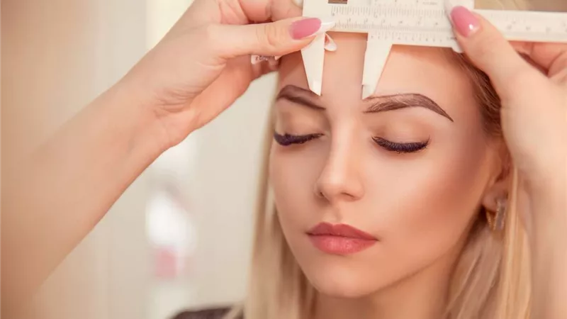 للجنس الناعم.. أفضل طريقة لصبغ الحواجب «بديل التاتو» في المنزل 
