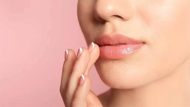 للفتيات.. 7 أسباب شائعة لحدوث تشقق الشفاه