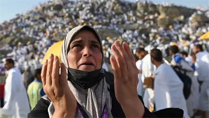 من أطهر بقاع الأرض.. ارتقاء 8 نساء على جبل عرفات في 24 ساعة 