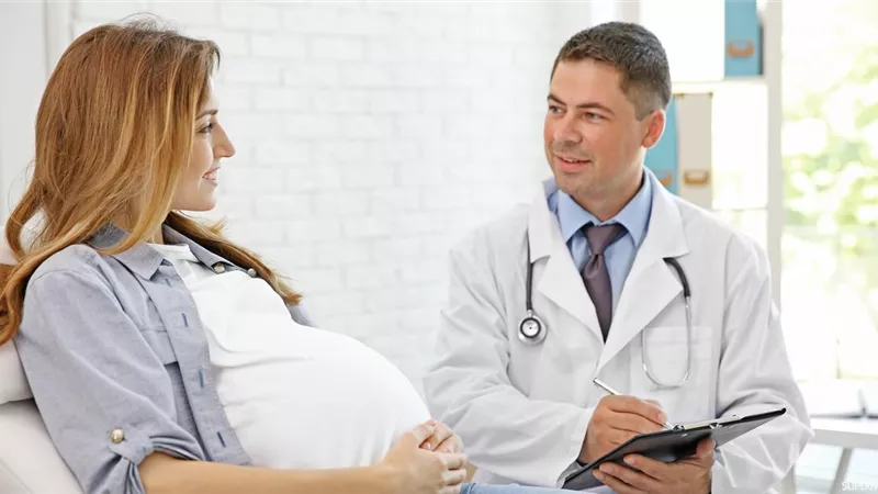 ما حكم كشف المرأة عند طبيب رجل؟.. «الإفتاء تُجيب»