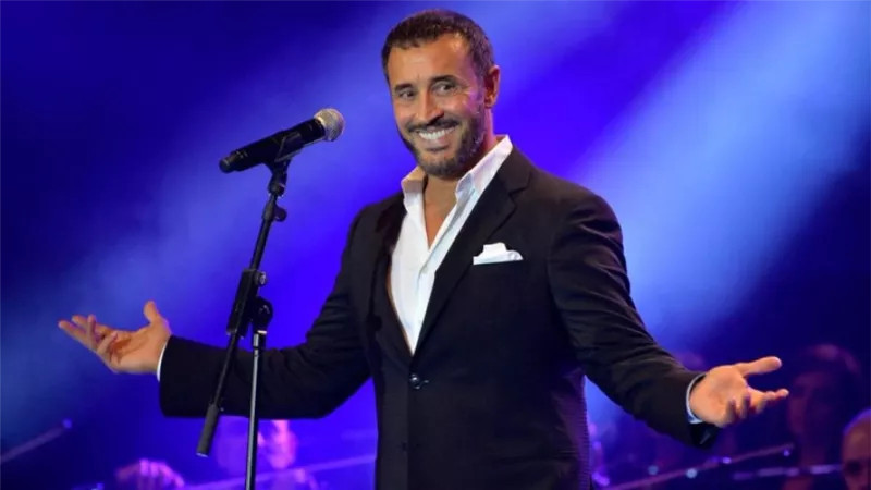 معجبة تعرض الزواج على كاظم الساهر في حفله بالقاهرة.. وهكذا كان رده (فيديو) 