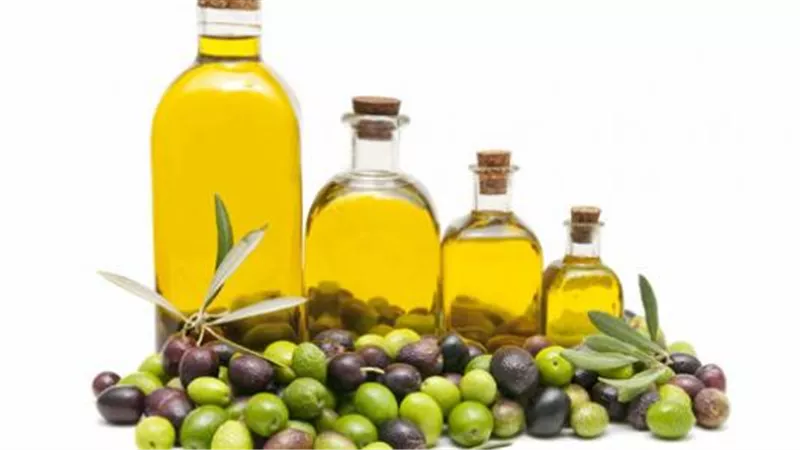 تفسير رؤية زيت الزيتون في المنام للعزباء والمتزوجة