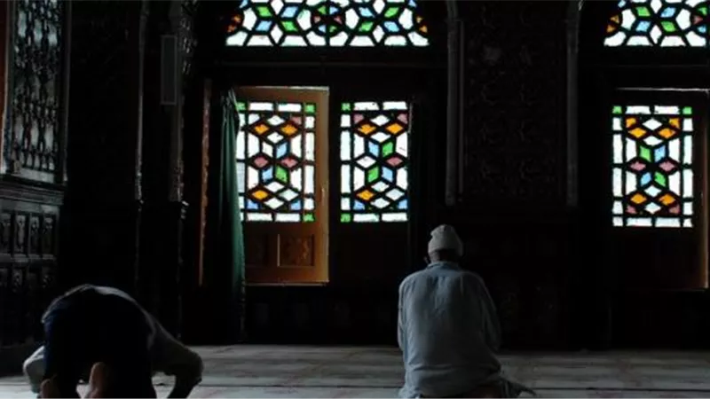 هل تصح الصلاة في المساجد التي بها أضرحة؟.. «الإفتاء تُجيب»