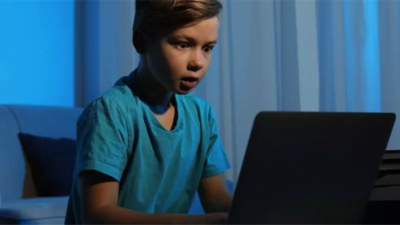 خطوات تحمي طفلك من مخاطر استخدام شبكة الإنترنت