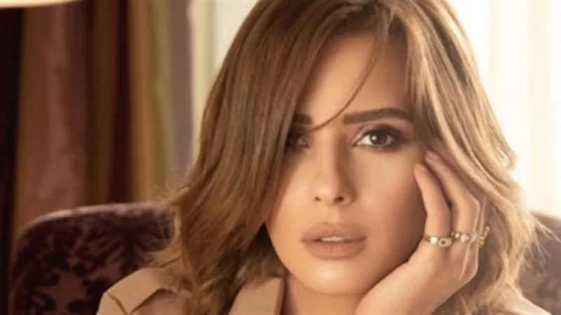 كيف احتفلت إيمان العاصي بتخرج شقيقها من المدرسة؟