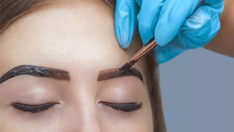 للجنس الناعم.. 5 فوائد لاستخدام الحناء لتكثيف الحواجب
