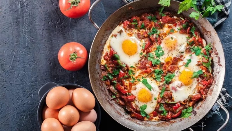 لإفطار صحي .. طريقة عمل البيض العيون بالخضار