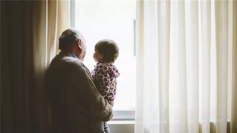السويد تقر رسميا دفع رواتب للأجداد لرعاية أحفادهم