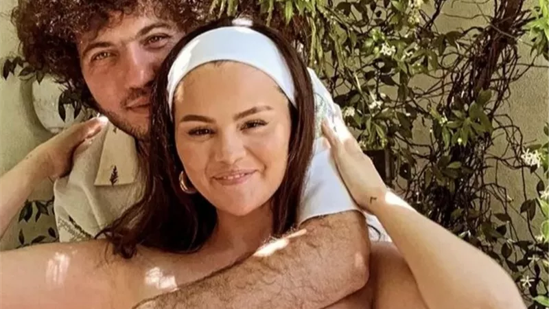 سيلينا جوميز تخطف الأنظار برومانسية مشتعلة مع صديقها وتلمح إلى حلم الإنجاب 