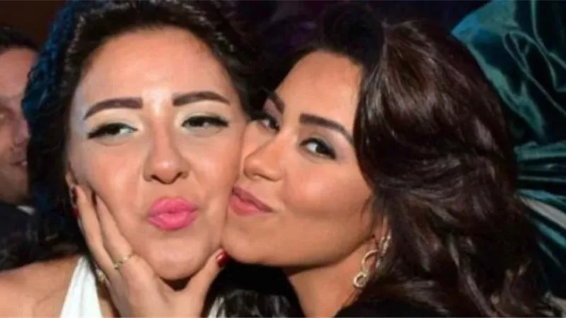 «أقفي تاني علي رجلك».. مي كساب تدعم شيرين عبد الوهاب بعد أزمتها