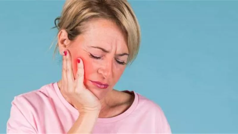 أطباء الأسنان يحذرون من 3 تريندات خطيرة عبر تيك توك .. احذريها