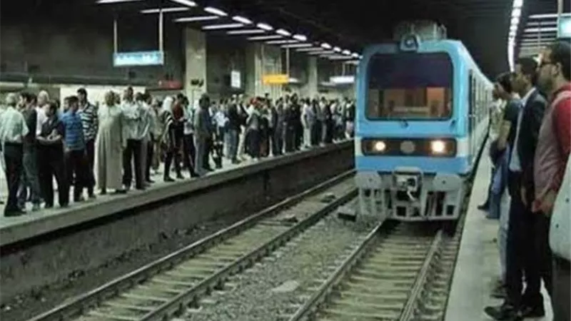 لهذا السبب.. فتاة تلقي بنفسها أسفل عجلات القطار بمحطة مترو جمال عبدالناصر