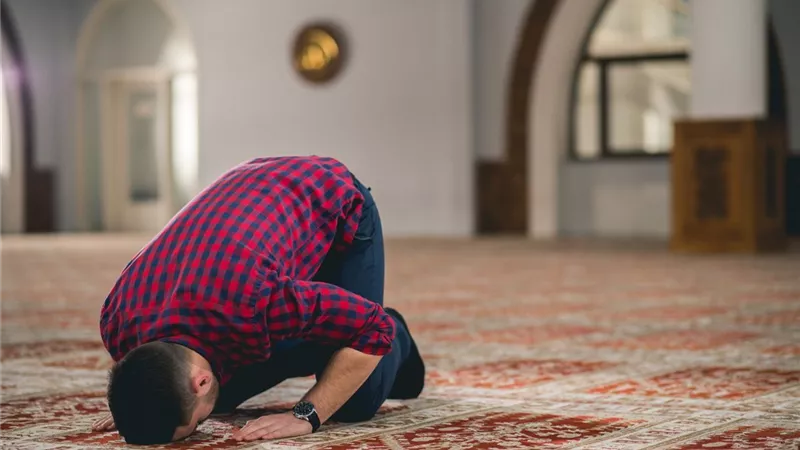 ماذا يُقال في سجود الشكر لله تعالى وفي سجود السهو؟.. «الإفتاء تُجيب»