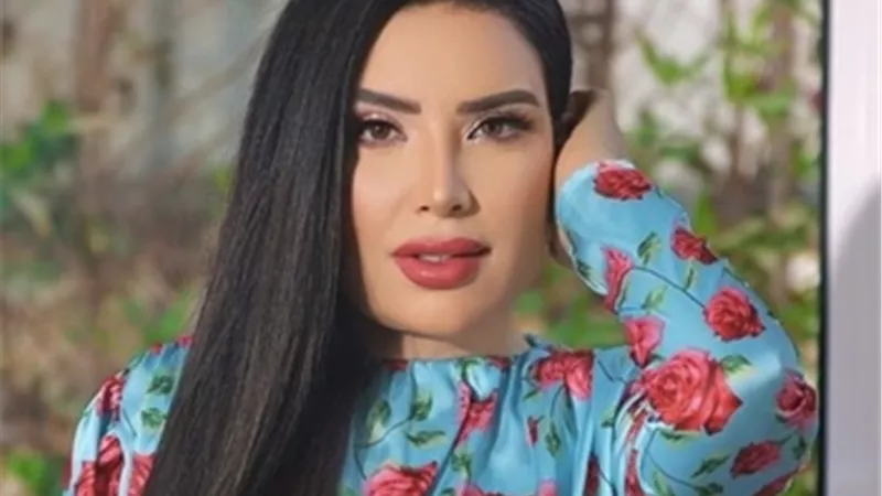 سعرها يتجاوز 140 ألف جنيه ..عبير صبري تتألق بإطلالة صيفية مليئة بالورد 