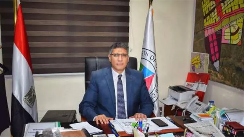 من داخل سيارة ميكروباص.. محافظ الجيزة يستمع لشكاوى المواطنين