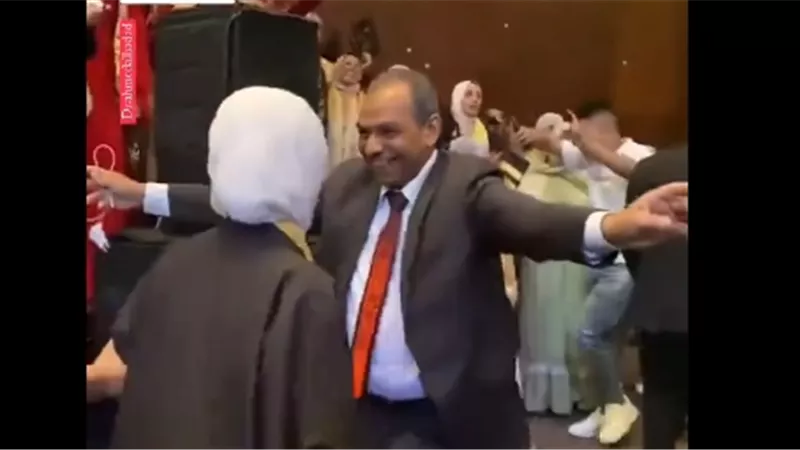 موجة رقص تضرب حفلات تخرج الطلاب بعد واقعة أستاذ جامعي (صور) 