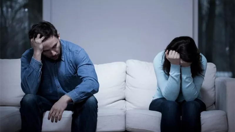 إمرأة تصرخ.. زوجى المدمن يطلب مني مجالسة أصدقائه ماذا أفعل؟