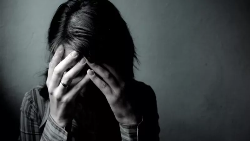 فتاة مصدومة.. «حبيبي أخد فلوسي وراح خطب واحدة تانية» ماذا أفعل؟