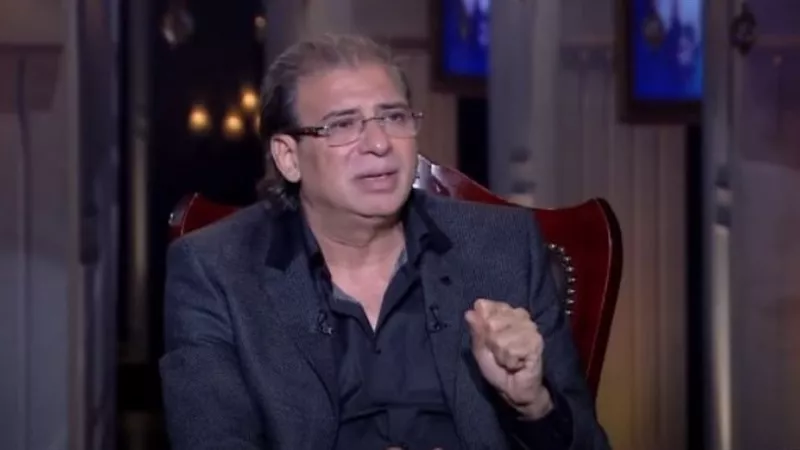 خالد يوسف يحتفل بتخرج نجله من الجامعة بإنجلترا