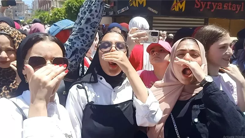 «زغاريد ورقص وطبل بلدي».. فرحة طلاب الثانوية العامة بانتهاء الامتحانات