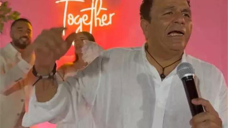 محمد فؤاد يصاب بجلطة في الوجهه بعد خطوبة ابنته 