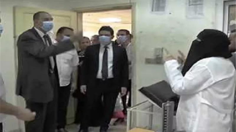 محافظ سوهاج يعنف طبيبة بسبب تعاملها مع المرضى ورئيس الوزراء يعتذر 