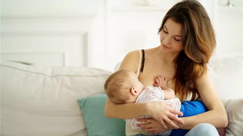 سيدة تشكو: حجم صدري أصبح كبيرًا بسبب الرضاعة.. هل سيعود كما كان؟