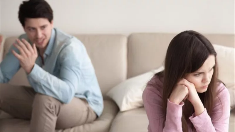 لا استطيع التوقف عن التفكير في خيانة زوجي.. ماذا أفعل؟