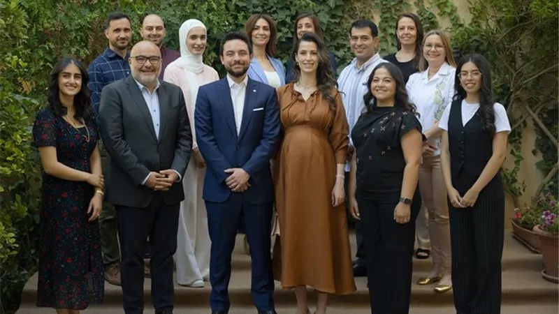 الأميرة رجوة تستعرض شهور حملها الأخيرة بإطلالة بسيطة في نزهة مع الأمير الحسين (صور)