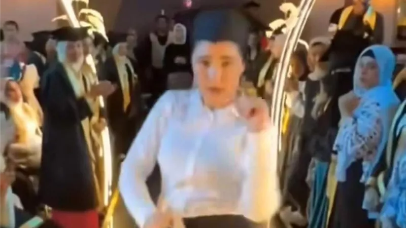على خطى سمر عنتر .. طالبة تشعل الجدل برقص ملفت بحفل تخرجها 