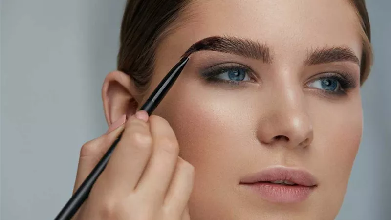 بدون كوافير.. أفضل 3 طرق طبيعية لصبغ الحواجب بديلًا للتاتو