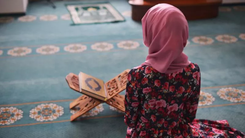 هل كشف قدم المرأة أثناء الصلاة يبطلها؟.. «أمينة الفتوى تُجيب»| فيديو