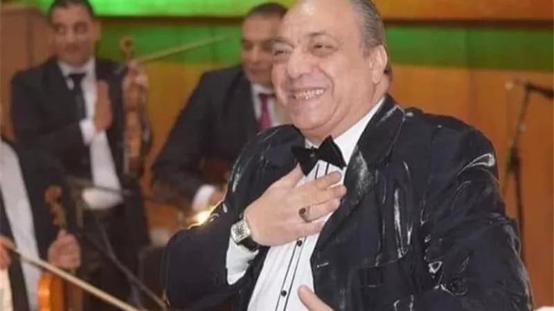 سعد الصغير متأثراٌ بوفاة حمادة أبو اليزيد ويحمل النعش مع عائلته (صور)