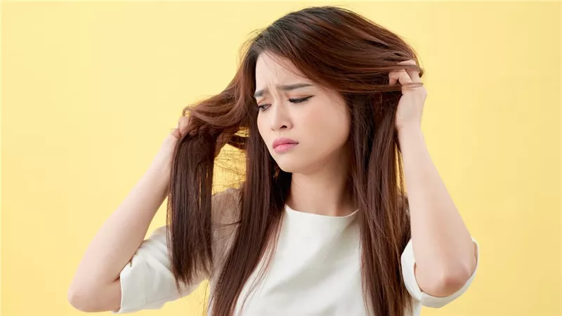 لشعر طويل وصحي.. أفضل 8 زيوت عطرية للتخلص من قشرة الرأس