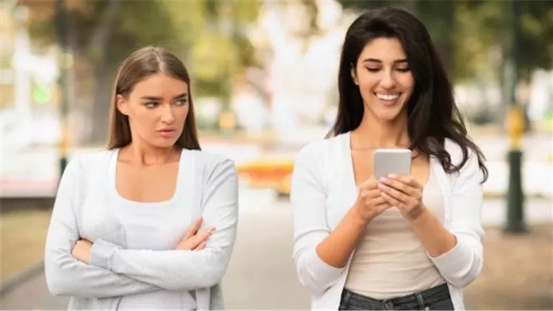 «سلفتي بتغير مني ومعقداني في حياتي وعايز اطلق بسببها»..  ماذا أفعل؟