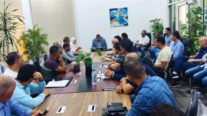 رئيس جهاز العاصمة الإدارية يلتقي مسئولي الشركات المنفذة لأعمال الطرق والمحاور بجميع قطاعات المدينة