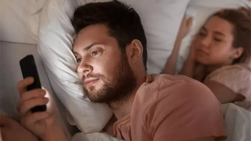 5 علامات تدل على خيانة الزوج.. اكتشفيها