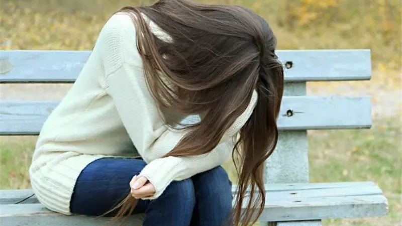 فتاة تصرخ: أكره أبي وأخي وجميع الرجال ولا أتقبل الزواج.. ماذا أفعل؟