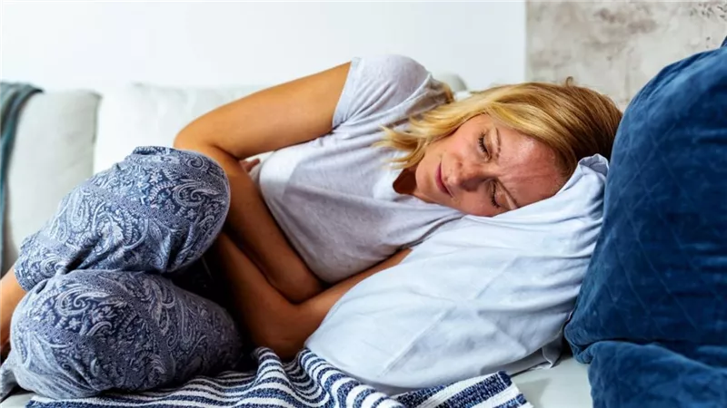 أسباب وأعراض الإصابة بالنزلة المعوية.. الصحة توضح