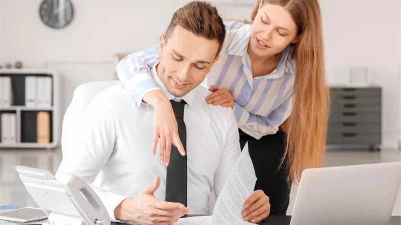 «قلب مكسور».. زوجي يخونني مع سكرتيرة مكتبه ماذا أفعل؟