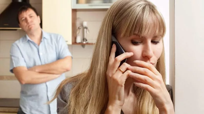 رجل يسأل: زوجتي خانتي 3 مرات وسامحتها بس مش قادر أنسى.. أعمل ايه؟